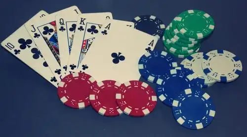 shwekyar မိုဘိုင်းအက်ပ် ဖုန်း screen ပေါ်တွင် casino ဂိမ်းများ ကစားနေသော မြင်ကွင်း